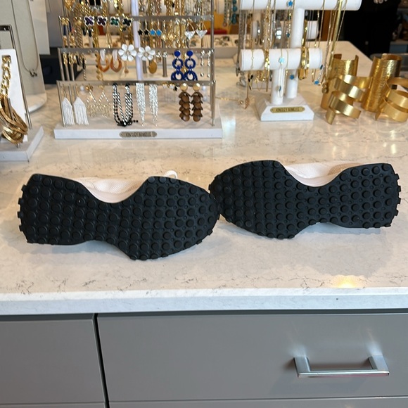 New Balance 327 off white/white/black mens 5.5/womens 7 sneakers - Picture 5 of 6